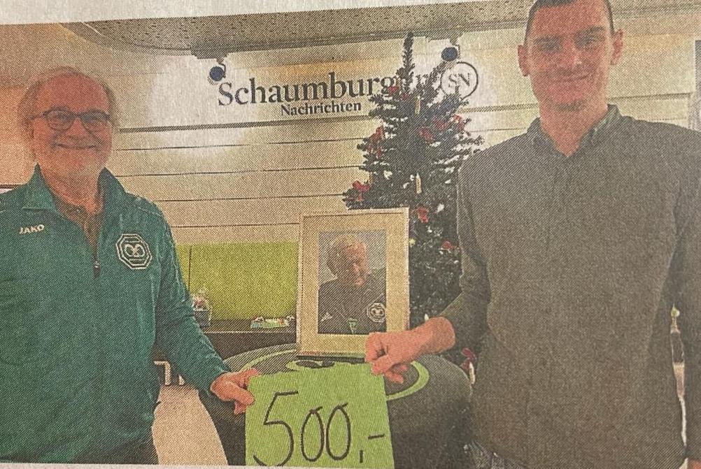 Rainer Neumann-Buchmeier (links) übergibt symbolisch 500 Euro an SN-Sportredakteur Arne Aversa.